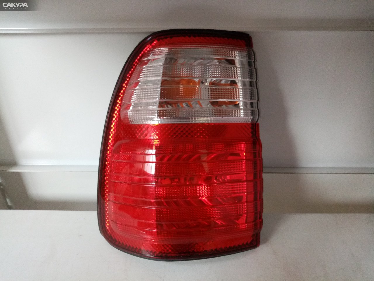 Фонарь стоп-сигнала левый Lexus LX470 UZJ100: купить в Сакура Абакан.