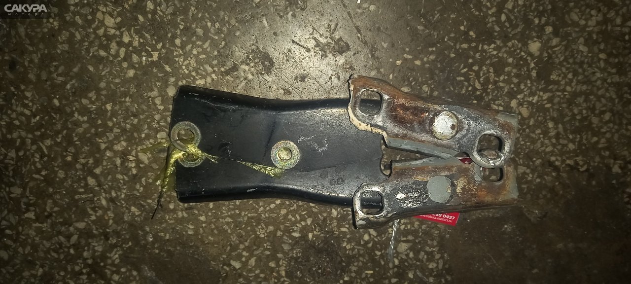 Кронштейн капота Nissan Bluebird EU13 SR18DE: купить в Сакура Абакан.