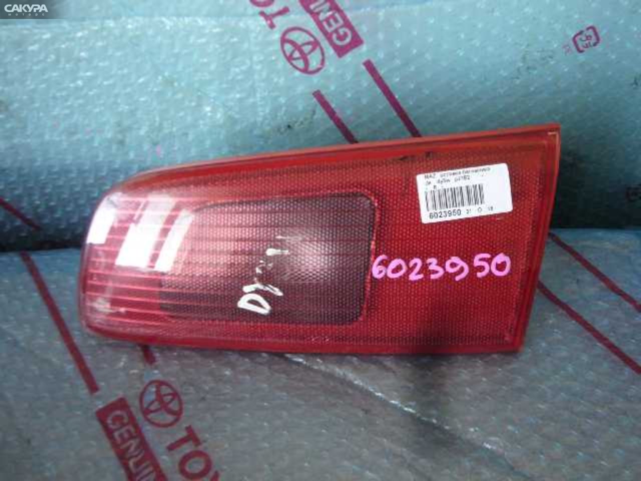 Фонарь вставка багажника правый Mazda Demio DY3W P2182: купить в Сакура Кемерово.