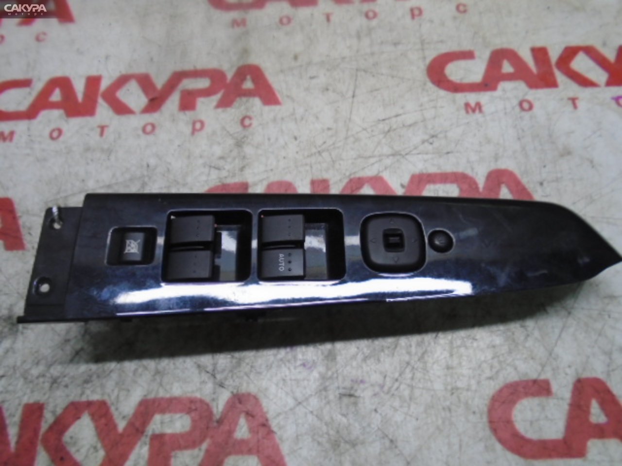 Кнопки в салон передняя правая Mazda Verisa DC5W: купить в Сакура Кемерово.